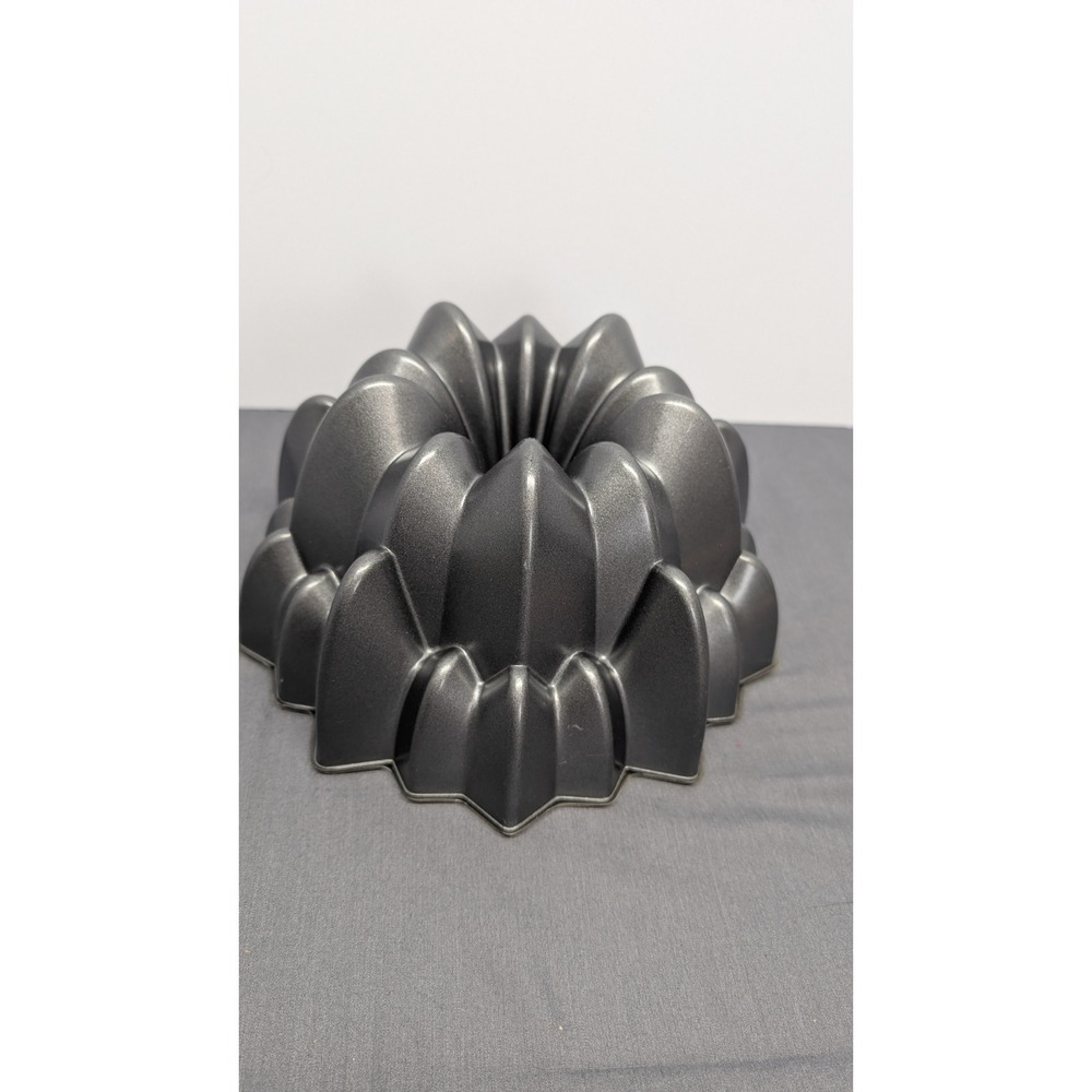 Wilton Dimensions Cascade Bundt Pan 2105-0550 10 Cup Cast Aluminum Bakeware - Picture 6 of 8